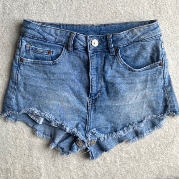 Womens Divided H&M Jean Shorts: Size 6 - Stylish and Comfortable!‎ - Picture 2 of 5
